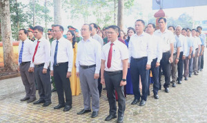 Xã Nghĩa Trung tổ chức Lễ viếng Nhà bia tưởng niệm anh hùng liệt sĩ