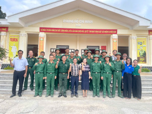 Lãnh đạo xã Nghĩa Trung thăm, động viên chiến sĩ mới tại Trung đoàn 4, Sư đoàn 5.