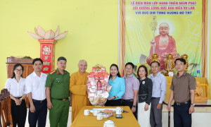 Lãnh đạo xã Nghĩa Trung đi thăm chúc mừng các cơ sở tôn giáo