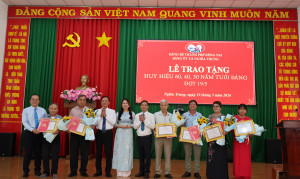 Xã Nghĩa Trung tổ chức Lễ trao Huy hiệu Đảng