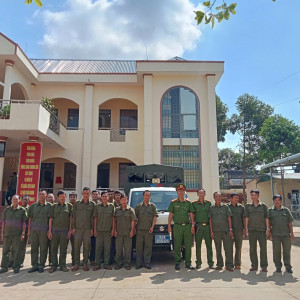 Công an xã Nghĩa Trung ra quân đảm bảo trật tự công cộng, xử lý lấn chiếm lòng, lề đường, vỉa hè và hành lang an toàn giao thông đường bộ.