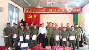 Xã Nghĩa Trung công bố và trao Quyết định thành lập Tổ bảo vệ an ninh, trật tự cơ sở