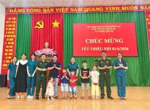 Ban chỉ huy Quân sự xã Nghĩa Trung tổ chức tặng quà nhân ngày quốc tế thiếu nhi 01/6 cho con em cán bộ, chiến sĩ.