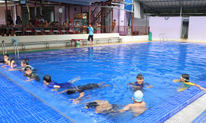 Xã Nghĩa Trung tổ chức khai giảng lớp bơi mùa hè
