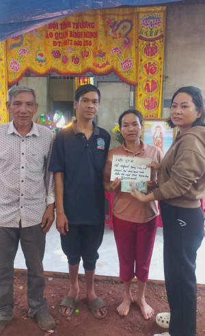 Kịp thời hỗ trợ mai táng cho gia đình có hoàn cảnh khó khăn tại thôn Bình Thọ.