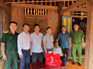 Lãnh đạo xã Nghĩa Trung thăm, tặng quà, chúc thọ người cao tuổi trên địa bàn xã