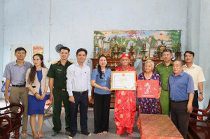 Lãnh đạo xã Nghĩa Trung thăm, tặng quà, chúc thọ, mừng thọ người cao tuổi