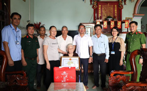 Đồng chí Nguyễn Văn Lưu thăm, chúc thọ, mừng thọ người cao tuổi