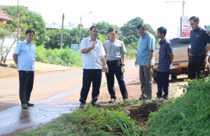 Lãnh đạo xã Nghĩa Trung đi kiểm tra, khảo sát hệ thống cống rãnh thoát nước