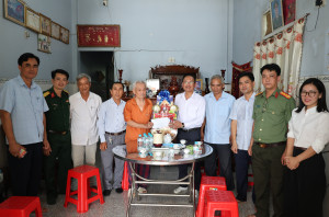 Lãnh đạo xã Nghĩa Trung thăm, tặng quà các gia đình chính sách, người có công