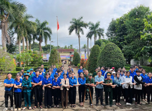 Thôn Bù Na phối hợp Đoàn Thanh niên xã Nghĩa Trung tổ chức...