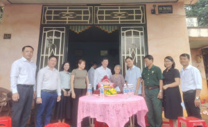 Đoàn công tác số 01 xã Nghĩa Trung thăm, tặng quà gia đình người có công nhân kỷ niệm 79 năm Ngày Thương binh - Liệt sĩ