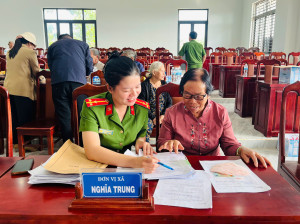 UBND xã Nghĩa Trung tổ chức đưa đón thân nhân liệt sĩ tham gia thu nhận mẫu sinh phẩm ADN
