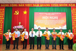 Nghĩa Trung công bố Nghị quyết của HĐND xã và các quyết định sau sắp xếp các thôn