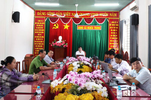 Phó Chủ tịch UBND xã Phan Minh Lâm làm việc với các hộ tiểu thương tại chợ Bù Na
