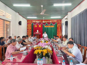 Phó Chủ tịch UBND xã Phan Minh Lâm làm việc với các hộ dân về phương án di dời đường điện và nâng cấp đường phục vụ nhu cầu đi lại