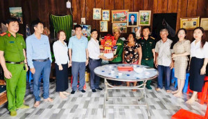 Xã Nghĩa Trung thăm, tặng quà các gia đình chính sách nhân kỷ niệm 79 năm Ngày Thương binh - Liệt sĩ (27/7/1947 – 27/7/2026)