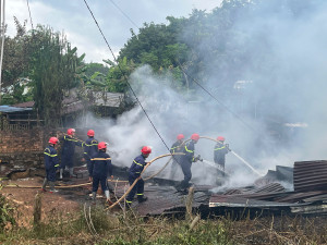 XÃ NGHĨA TRUNG THĂM HỎI, ĐỘNG VIÊN GIA ĐÌNH GẶP SỰ CỐ HỎA HOẠN TẠI THÔN ĐỨC BỔN
