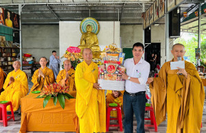 Xã Nghĩa Trung thăm, chúc mừng Chùa Thanh Hoàng Nhân dịp Lễ Vu lan báo hiếu