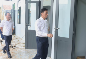 Bí thư Đảng ủy xã Nghĩa Trung kiểm tra công tác chuẩn bị năm học mới