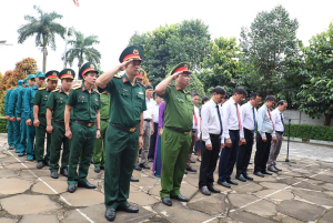 Xã Nghĩa Trung dâng hoa, dâng hương nhân kỷ niệm 81 năm Cách mạng Tháng Tám thành công và Quốc khánh 02/9