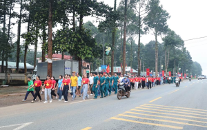 Xã Nghĩa Trung đi bộ “Cùng Việt Nam tiến bước”