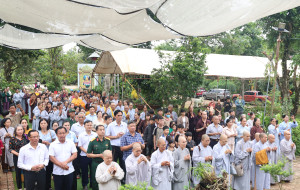 Chủ tịch UBND xã Nguyễn Văn Lưu dâng hoa, dâng hương tại Đền thờ Chủ tịch Hồ Chí Minh