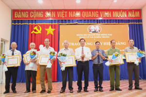 Đảng ủy xã Nghĩa Trung tổ chức Lễ trao tặng Huy hiệu Đảng