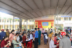 500 người dân được khám bệnh, cấp thuốc miễn phí