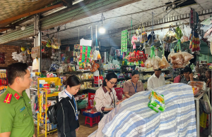 XÃ NGHĨA TRUNG KIỂM TRA ĐIỀU KIỆN AN TOÀN THỰC PHẨM TẠI CÁC CƠ SỞ KINH DOANH TẠP HÓA TRÊN ĐỊA BÀN