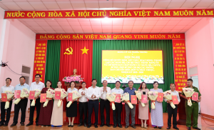 Đảng ủy xã Nghĩa Trung tổ chức hội nghị công bố các quyết định về chuyển chi bộ cơ sở thành chi bộ trực thuộc Đảng bộ xã