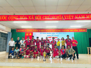 Các đồng chí Lãnh đạo xã chụp hình lưu niệm với Đội bóng đăng quang ngôi vô địch