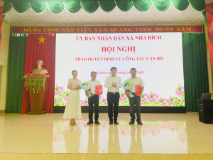 Xã Nha Bích công bố và trao quyết định công tác cán bộ.