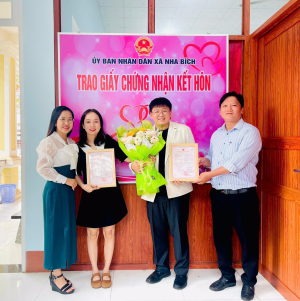 UBND xã Nha Bích trao giấy chứng nhận kết hôn có yếu tố nước ngoài