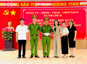 KHEN THƯỞNG ĐỘT XUẤT TẬP THỂ CÔNG AN XÃ NHA BÍCH TRONG CÔNG TÁC ĐẤU TRANH PHÒNG, CHỐNG TỘI PHẠM VÀ VI PHẠM PHÁP LUẬT VỀ MA TÚY