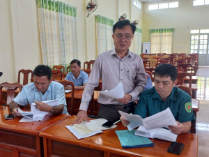 Phó Chủ tịch UBND xã Đặng Quốc Hùng chủ trì họp bàn kế hoạch cưỡng chế thi hành án
