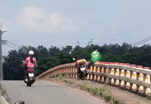 Công an xã Nha Bích nhận thư cảm ơn sau khi giải cứu thanh niên nhảy cầu tự vẫn