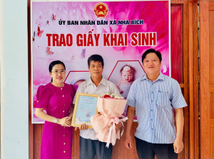 UBND xã Nha Bích trao 02 Giấy Khai sinh và thư chúc mừng đăng ký khai sinh cho Công dân