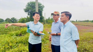 Thường trực Đảng ủy xã Nha Bích khảo sát khu vực diện tích bán ngập hồ Phước Hòa