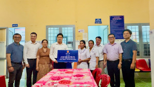 Thứ trưởng Thường trực Bộ Y Tế - Vũ Mạnh Hà trao tặng hạng mục y tế cho điểm trạm y tế Nha Bích