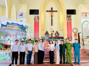 Lãnh đạo xã Nha Bích thăm và chúc mừng Lễ Giáng sinh 2025 các giáo xứ trên địa bàn xã