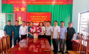 Lãnh đạo xã Nha Bích thăm, chúc mừng Ban Chỉ huy Quân sự xã nhân kỷ niệm 81 năm Ngày thành lập Quân đội nhân dân Việt Nam