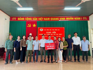 Giao vốn 400 triệu đồng cho hội viên nông dân xã Nha Bích thực hiện dự án chăm sóc cây ăn trái