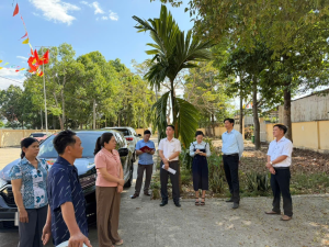 Bí thư Đảng uỷ xã Nguyễn Trung Dũng đi khảo sát thực tế tại các khu vực bỏ phiếu ở các ấp trên địa bàn xã