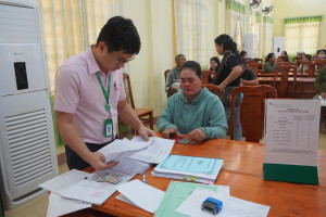Phòng giao dịch NHCSXH Chơn Thành tổ chức phiên giao dịch định kỳ trên địa bàn xã Nha Bích