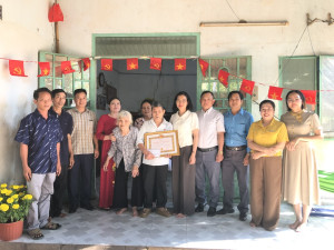 Đảng ủy xã Nha Bích trao tặng Huy hiệu Đảng tại nhà cho đảng...