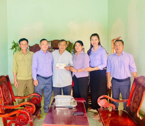 Cán bộ kiểm tra “Ấm tình đồng chí, nghĩa tình nhân dân” Chăm lo đảng viên và các hộ gia đình có hoàn cảnh khó khăn