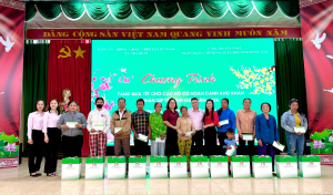 Mang Xuân ấm về với hộ nghèo, hộ cận nghèo và các đối tượng chính sách xã Nha Bích