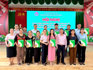 Phòng giao dịch NHCSXH Chơn Thành khen thưởng tập thể, cá nhân đã có thành tích đóng góp trong thực hiện tín dụng chính sách xã hội năm 2025 tại xã Nha Bích