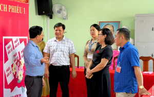 Đồng chí Hà Anh Dũng kiểm tra công tác chuẩn bị bầu cử tại xã Nha Bích